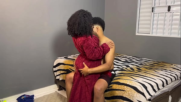 “Tem coisa que só acontece na obra… eu só fui pedir um copo d’água e olha o que rolou!”